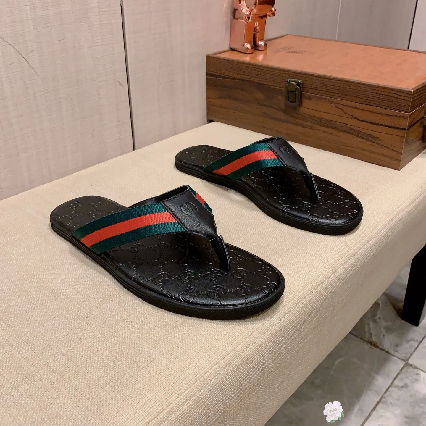 Slippers: New model: Factory price: 240💰💰🎩🎩🔥🔥《 Gucci* 》Series of slippers top purchasing agent🔍🔍Sold simultaneously for men, original Italian imported webbing made of selected cowhide, exquisite workmanship,), sole: (super comfortable) original factory special sole, ⚠️exclusive double-layer movable molded sole super comfortable⚠️, real shot🎬the real thing is more beautiful🔍🔍266 regular code 38-45,